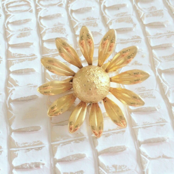 Vintage Jewelry - Daisy Gold Flower Brooch Vintage Gold Tone